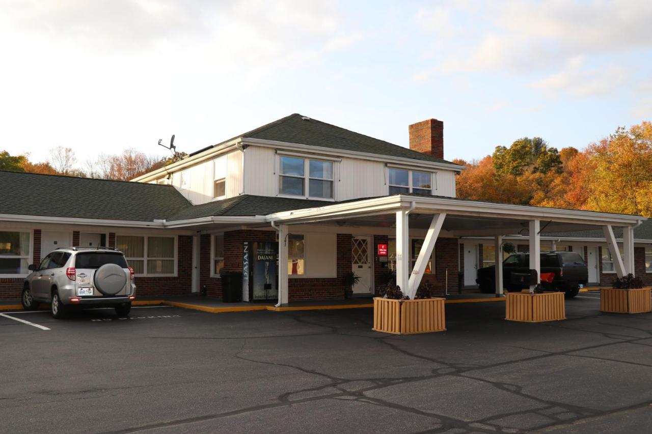 Elite Inn Moosup Exterior photo