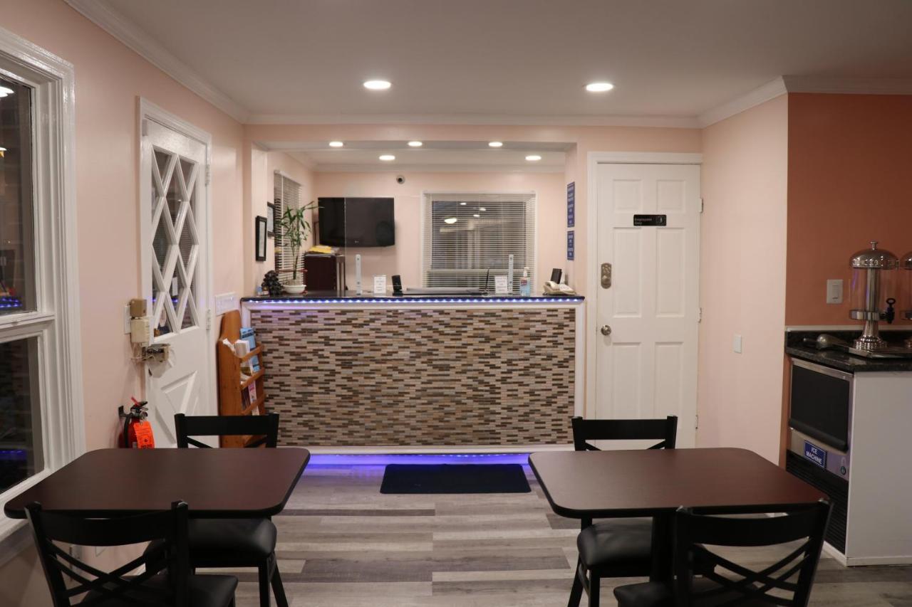 Elite Inn Moosup Exterior photo