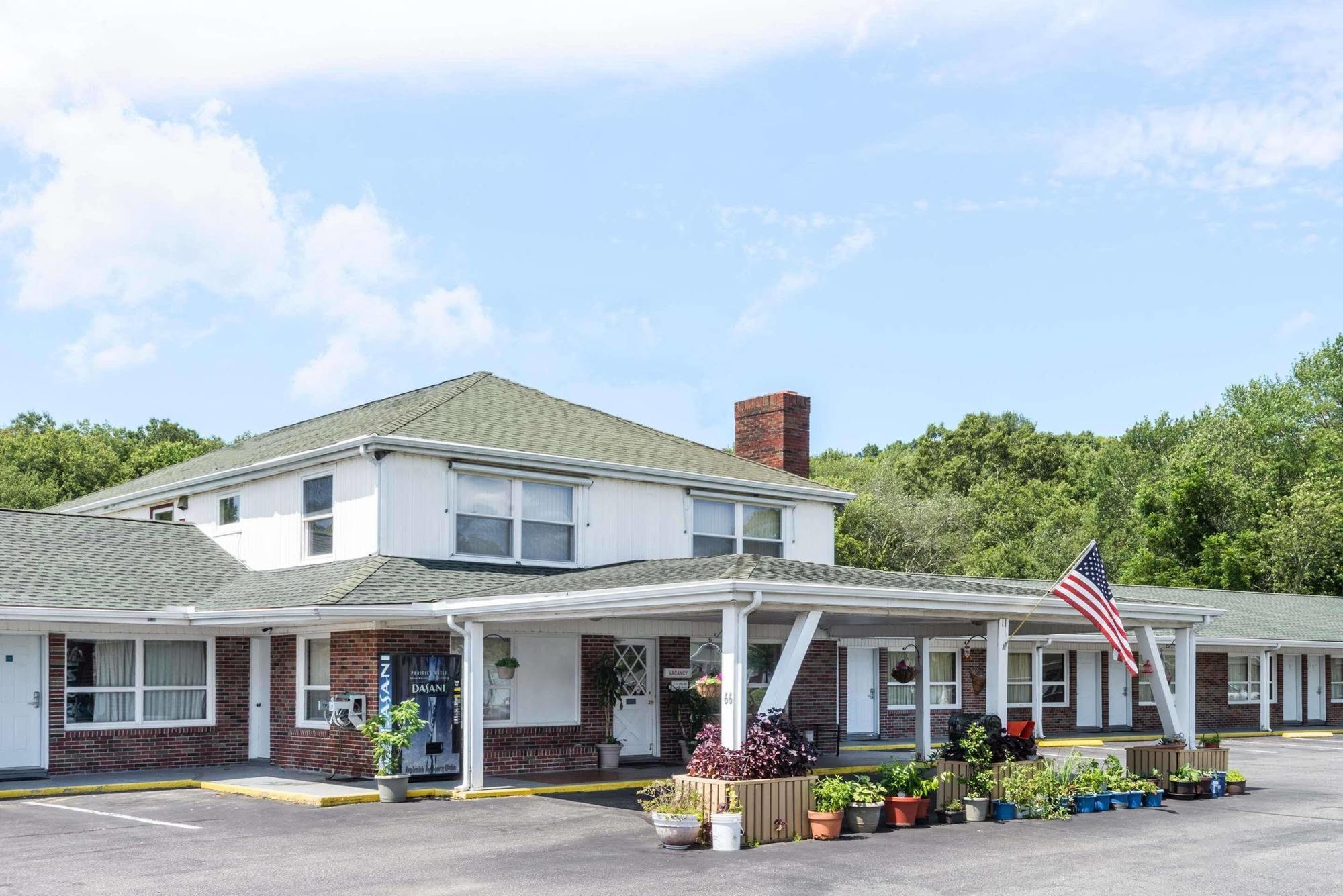 Elite Inn Moosup Exterior photo